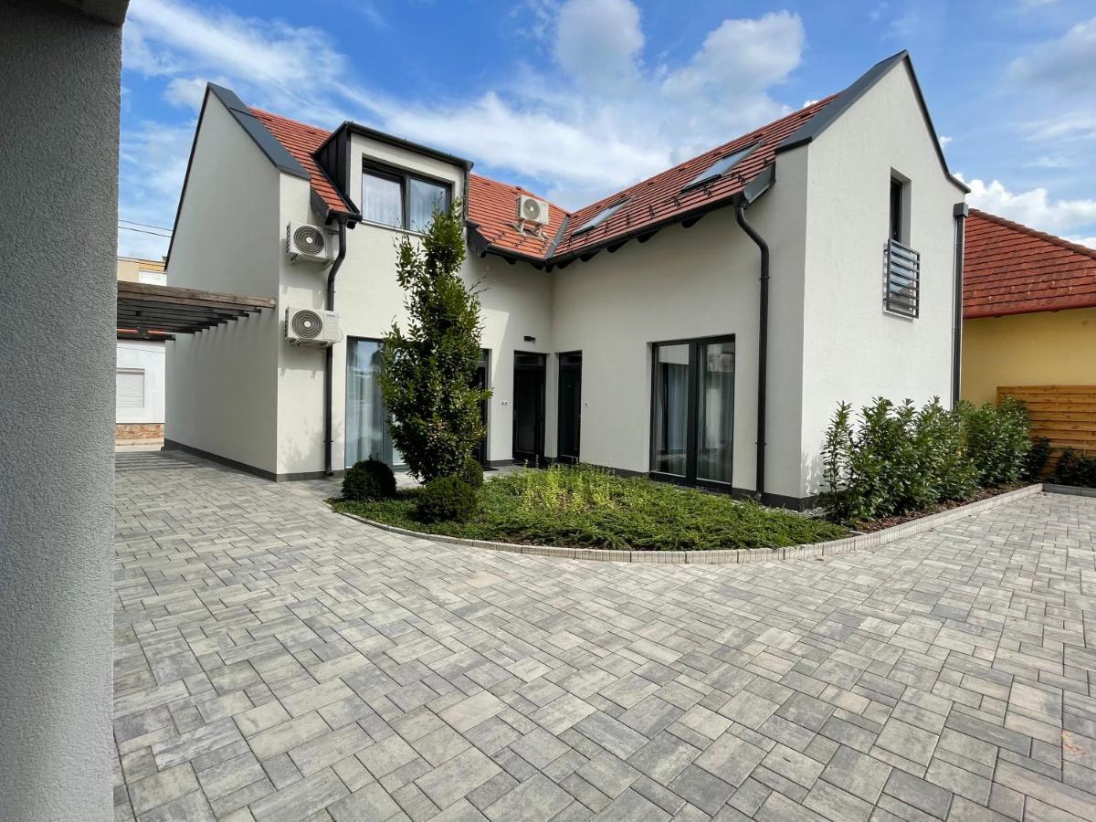 Dotis Apartman Тата Екстер'єр фото